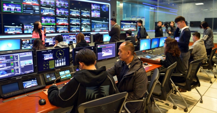 专业教师指导学生导播实践