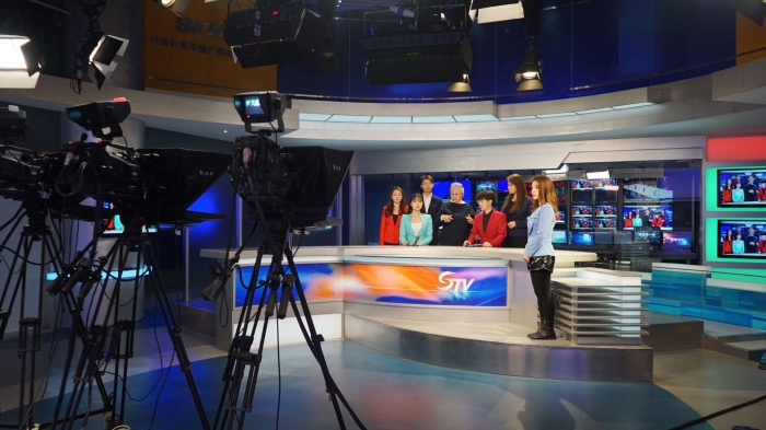 教师指导学生上镜练习